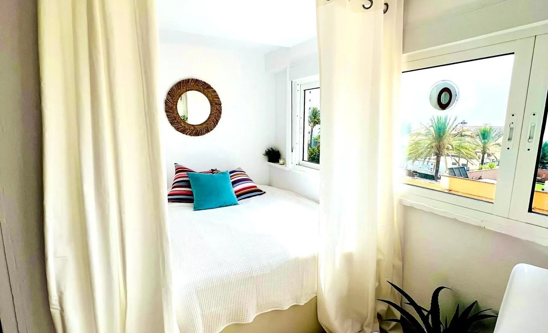 Casa de Férias Penthouse Apartment In Benalmadena Costa, Beach - Seaview - Pool - 40M2 Private Terrace - One Bedroom - Sleeping Alcove