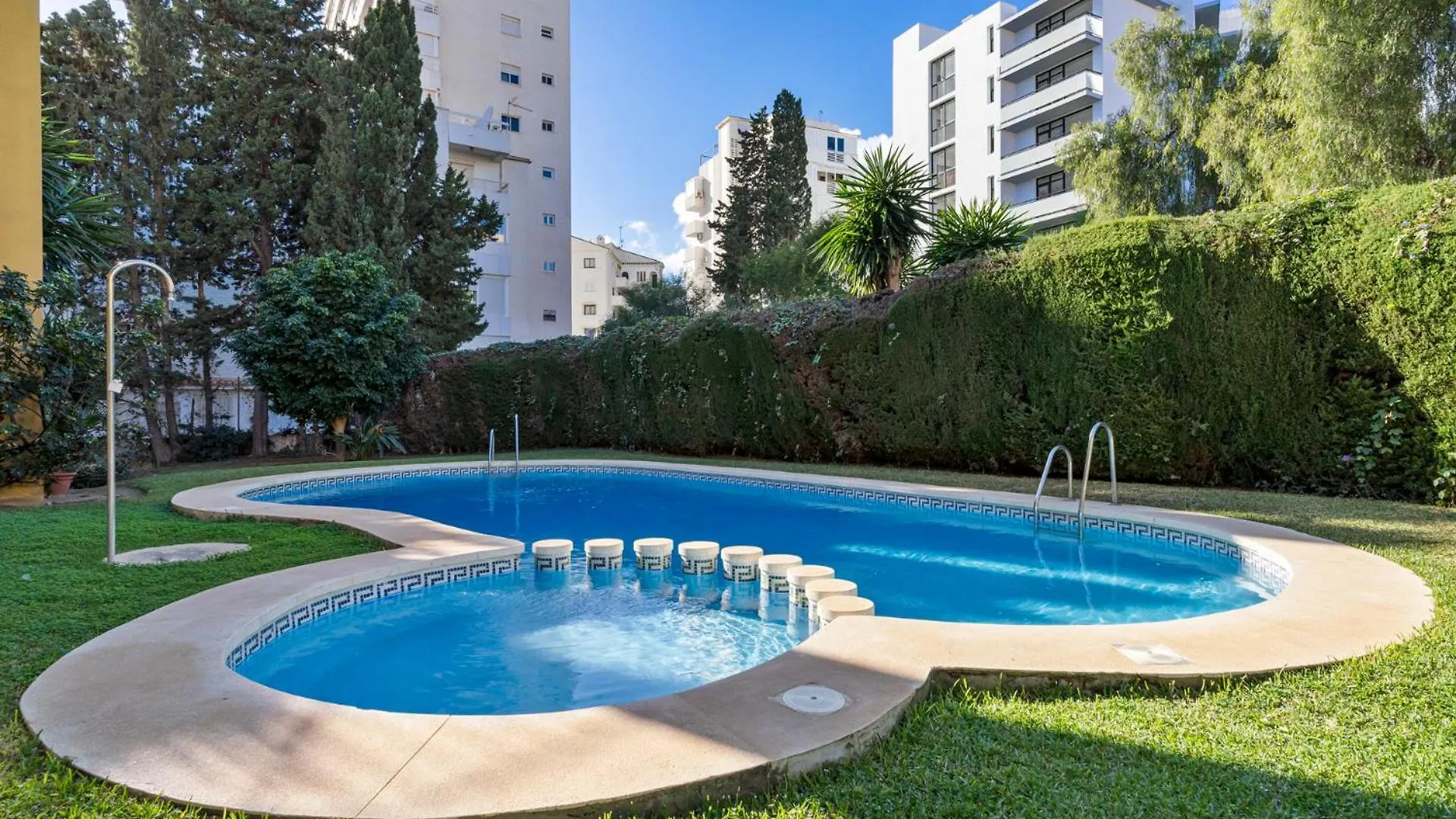 Сasa de vacaciones Penthouse Apartment In Benalmadena Costa, Beach - Seaview - Pool - 40M2 Private Terrace - One Bedroom - Sleeping Alcove
