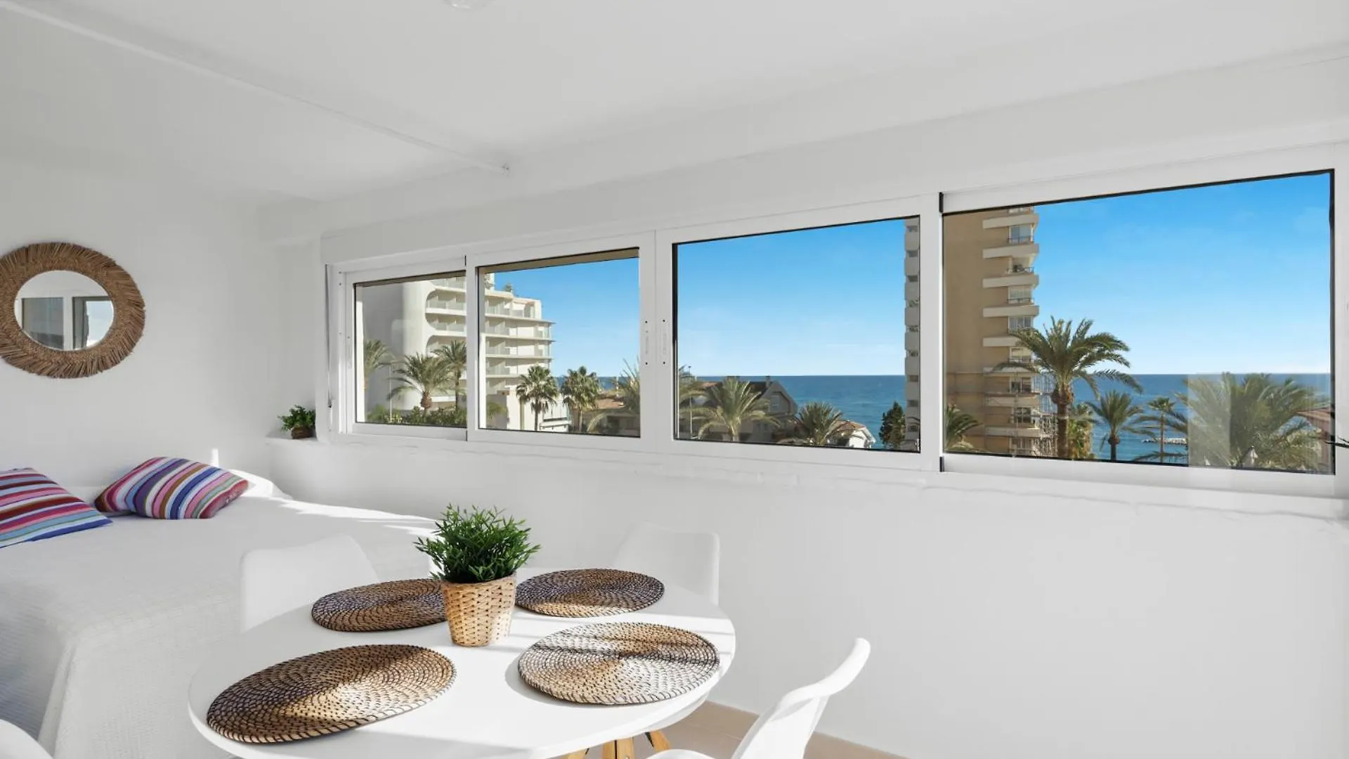 Penthouse Apartment In Benalmadena Costa, Beach - Seaview - Pool - 40M2 Private Terrace - One Bedroom - Sleeping Alcove Casa de Férias