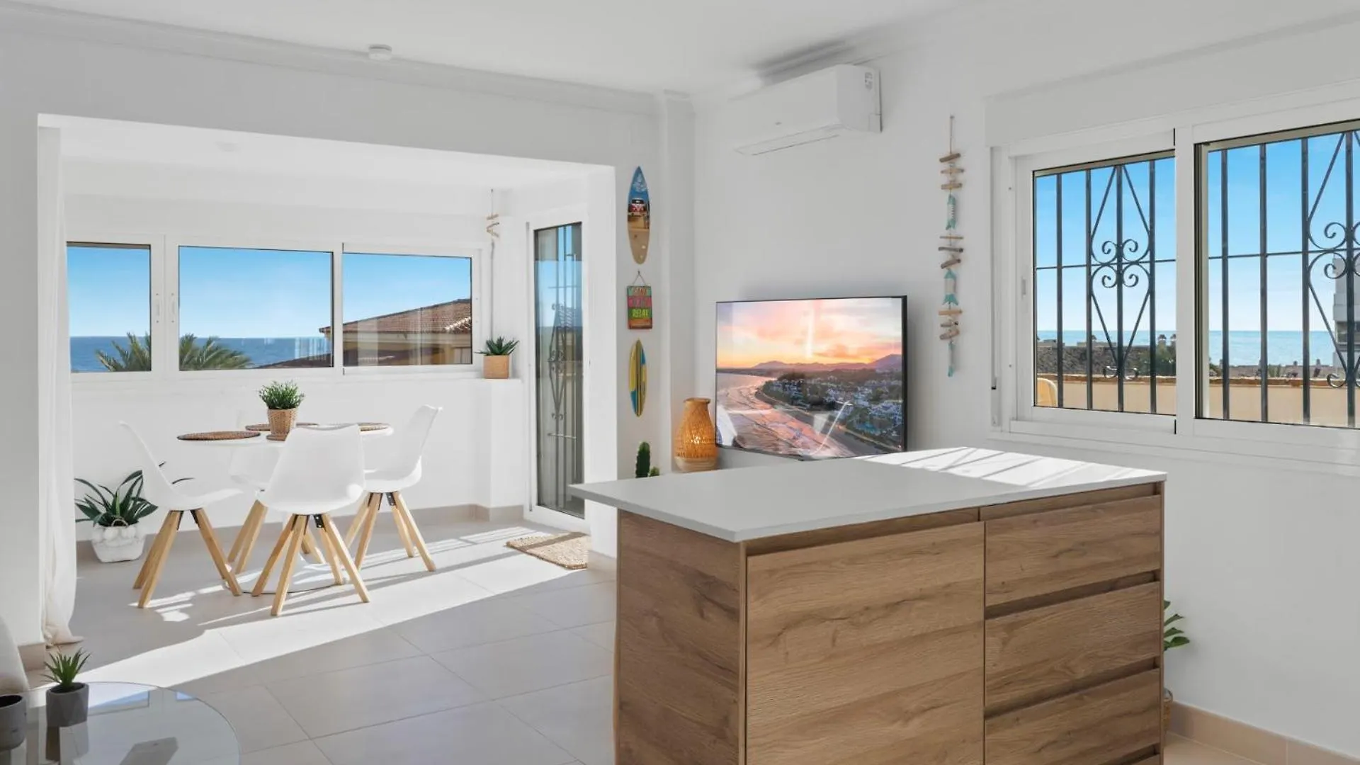 Casa de Férias Penthouse Apartment In Benalmadena Costa, Beach - Seaview - Pool - 40M2 Private Terrace - One Bedroom - Sleeping Alcove