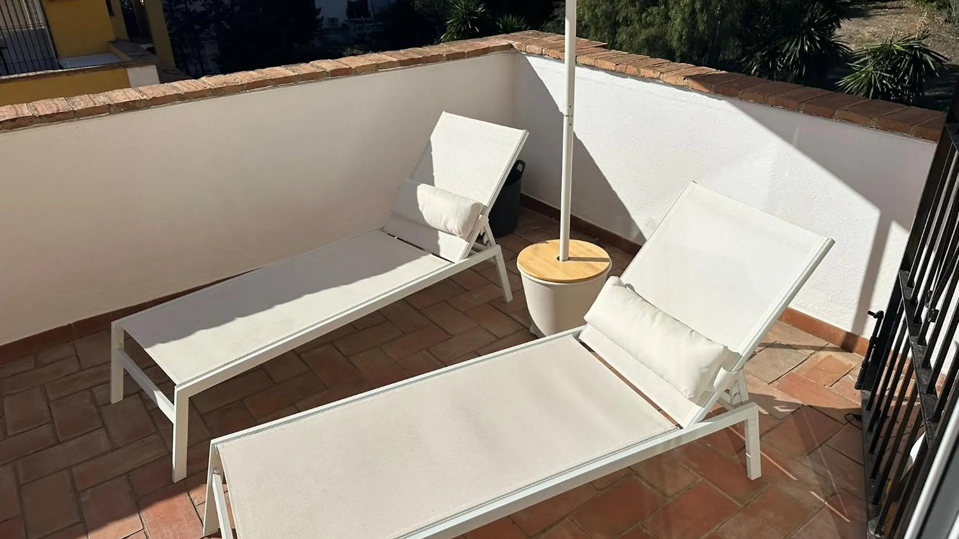 Casa de Férias Penthouse Apartment In Benalmadena Costa, Beach - Seaview - Pool - 40M2 Private Terrace - One Bedroom - Sleeping Alcove