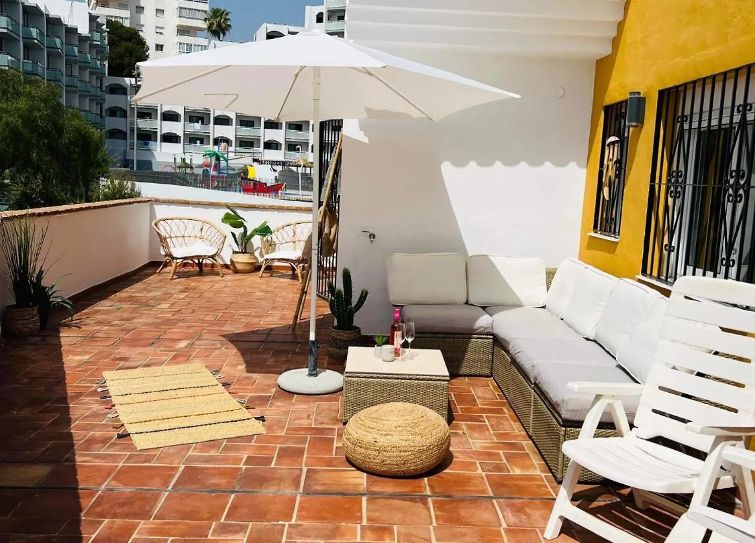 Casa de Férias Penthouse Apartment In Benalmadena Costa, Beach - Seaview - Pool - 40M2 Private Terrace - One Bedroom - Sleeping Alcove