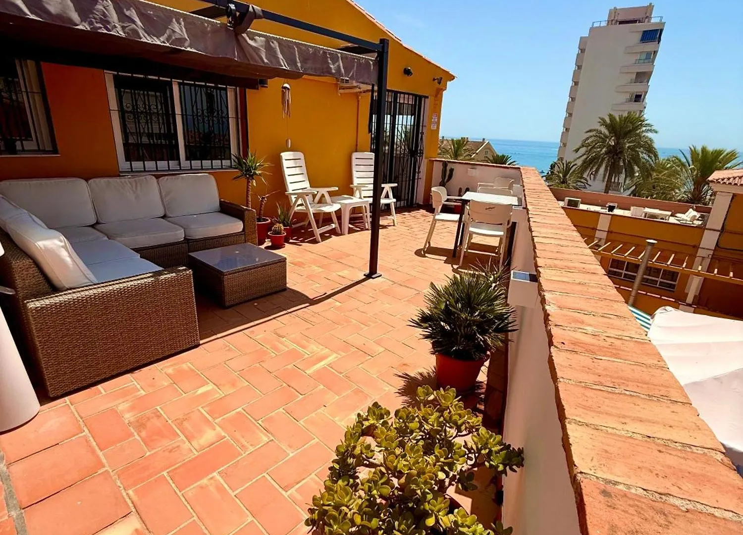 Сasa de vacaciones Penthouse Apartment In Benalmadena Costa, Beach - Seaview - Pool - 40M2 Private Terrace - One Bedroom - Sleeping Alcove